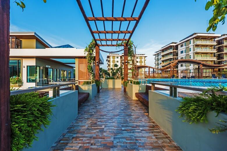 Hotel Chalong Miracle Lakeview Resort & Spa