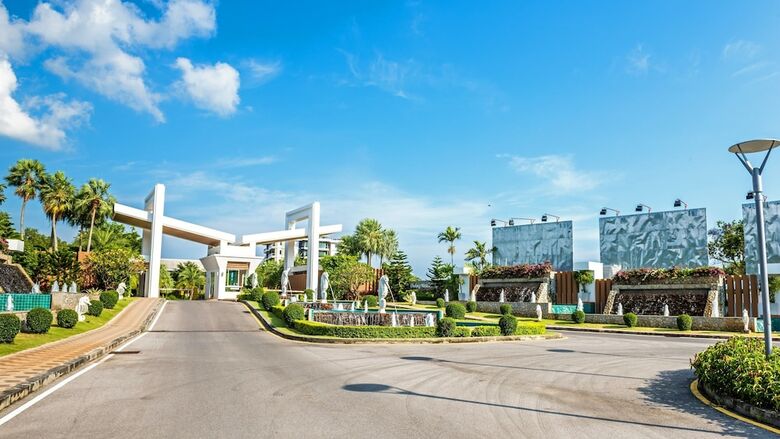 Hotel Chalong Miracle Lakeview Resort & Spa