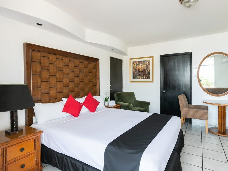 Hotel Capital O Zona Dorada Inn