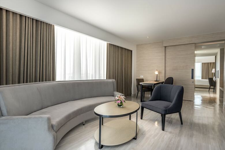 Novotel Phuket City Phokeethra Hotel