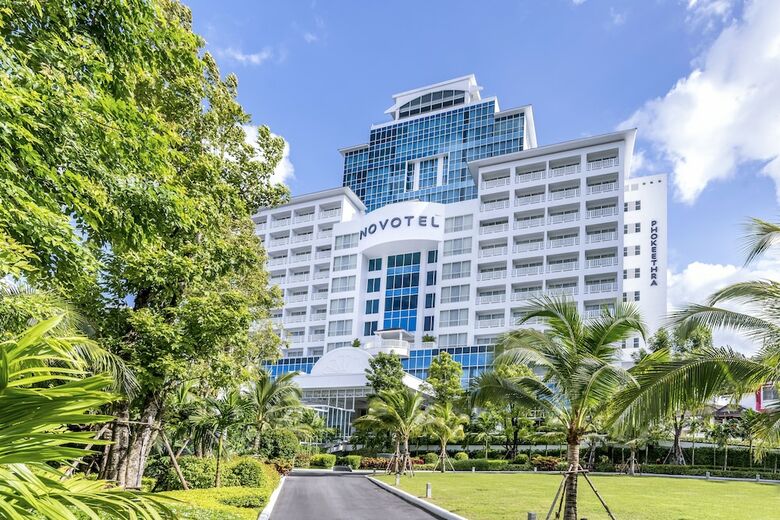 Novotel Phuket City Phokeethra Hotel
