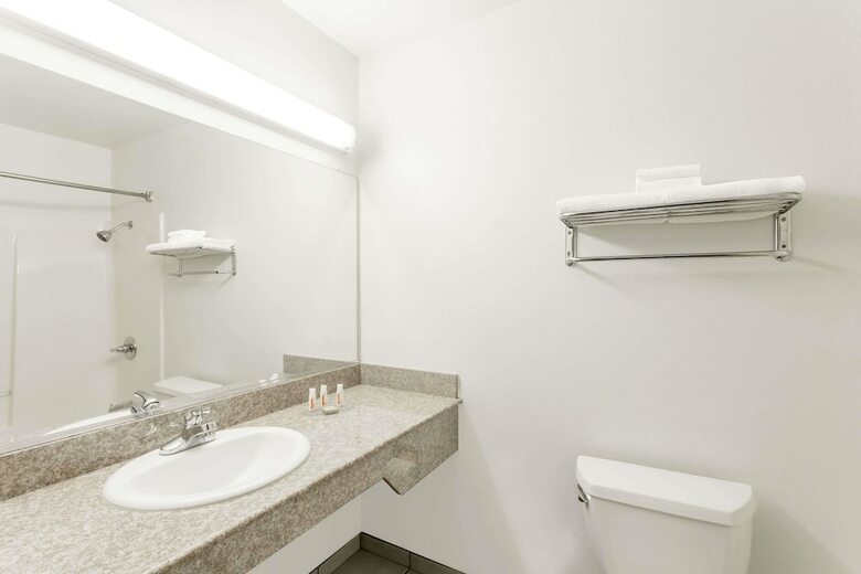 Hotel Super 8 By Wyndham Cloverdale