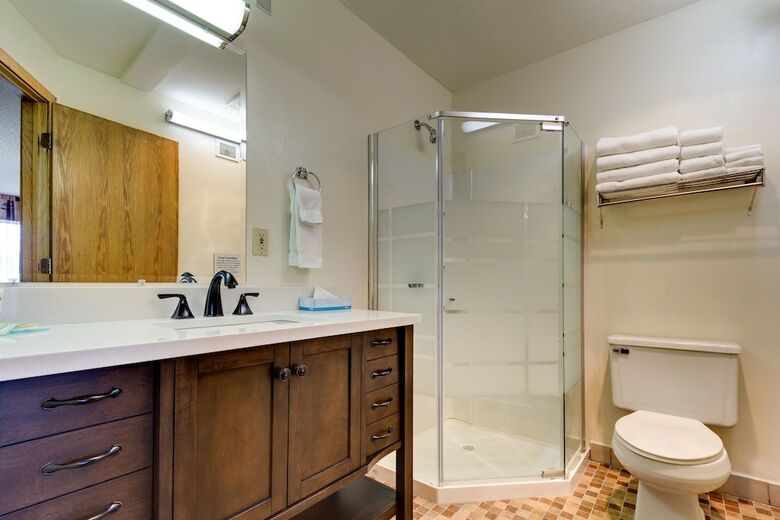 Hotel Fireside Inn & Suites
