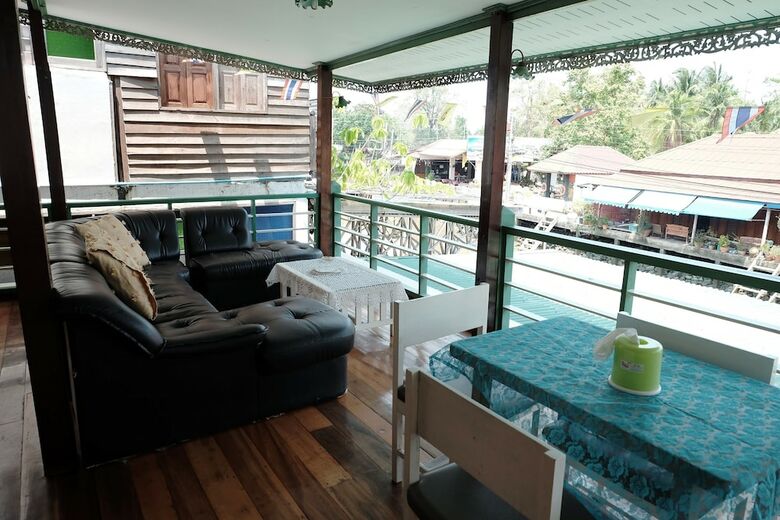 Hotel Baanrak Amphawa Homestay