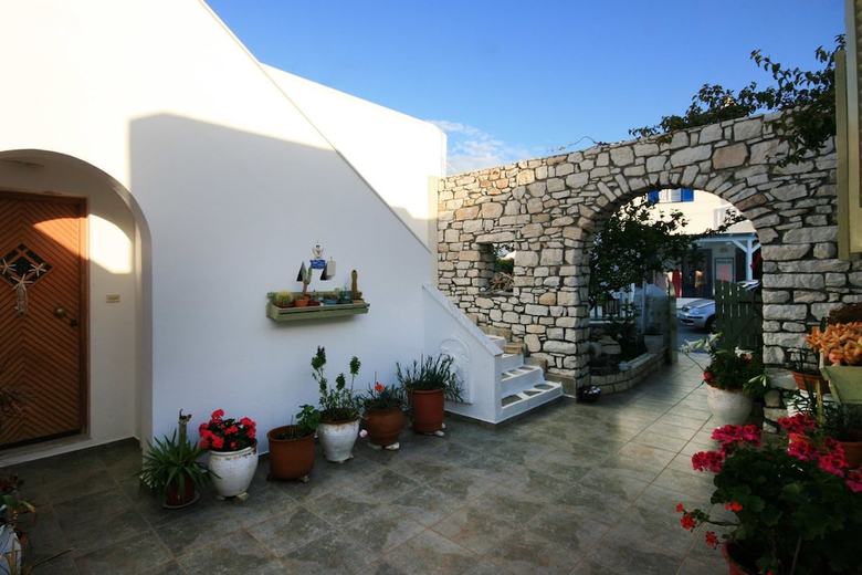 Leonardos Apartments
