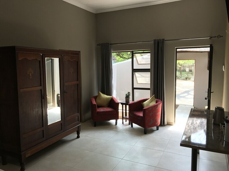 Hotel Aerotropolis Guest Lodge