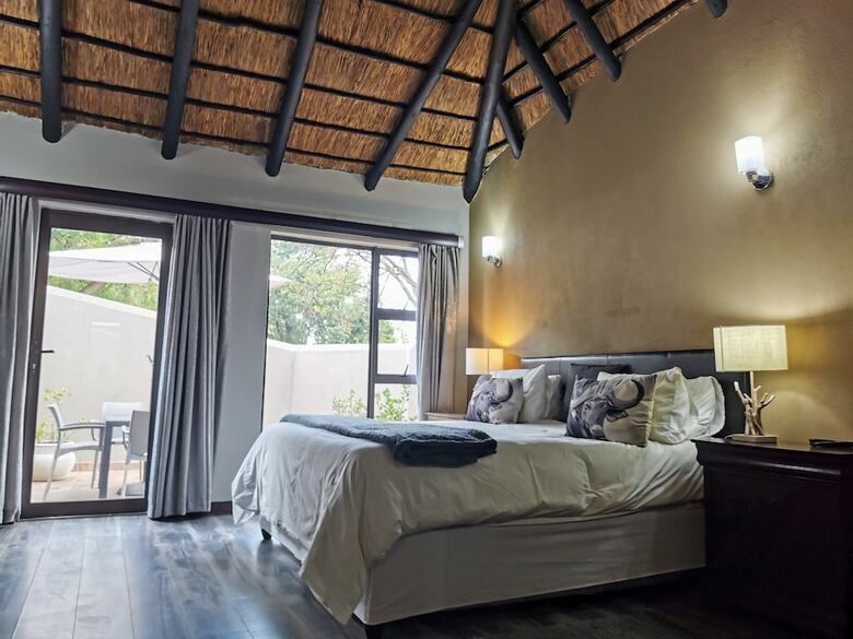 Hotel Aerotropolis Guest Lodge