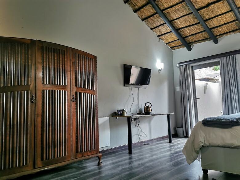 Hotel Aerotropolis Guest Lodge
