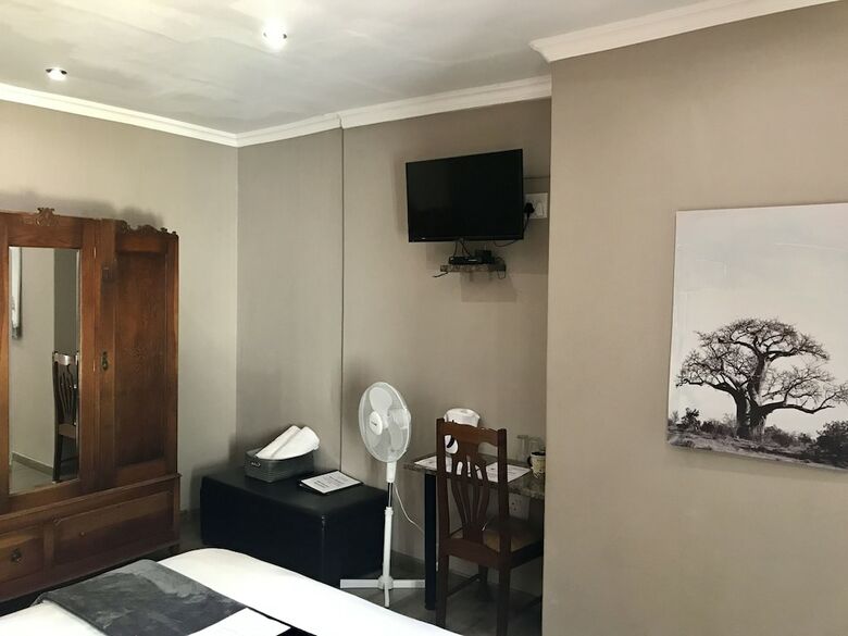 Hotel Aerotropolis Guest Lodge