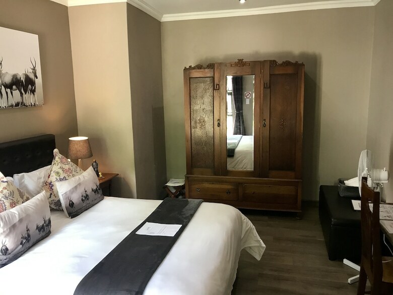 Hotel Aerotropolis Guest Lodge