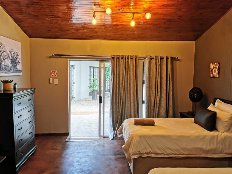 Hotel Aerotropolis Guest Lodge