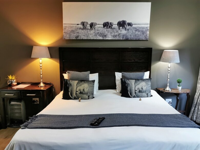Hotel Aerotropolis Guest Lodge
