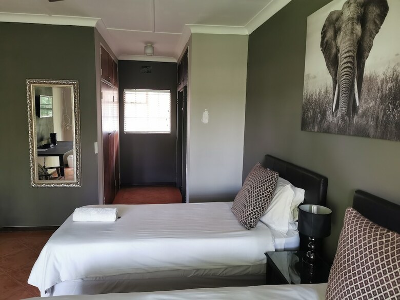 Hotel Aerotropolis Guest Lodge