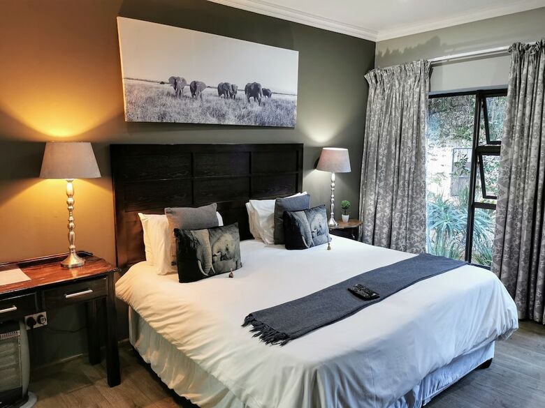Hotel Aerotropolis Guest Lodge