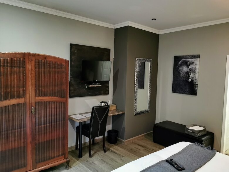 Hotel Aerotropolis Guest Lodge