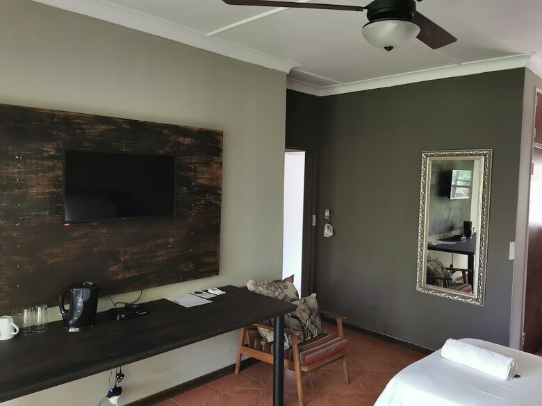Hotel Aerotropolis Guest Lodge