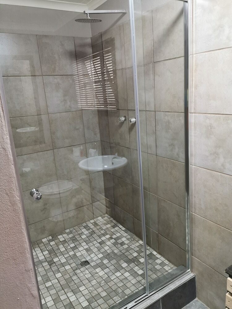 Hotel Aerotropolis Guest Lodge