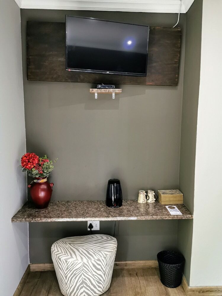 Hotel Aerotropolis Guest Lodge