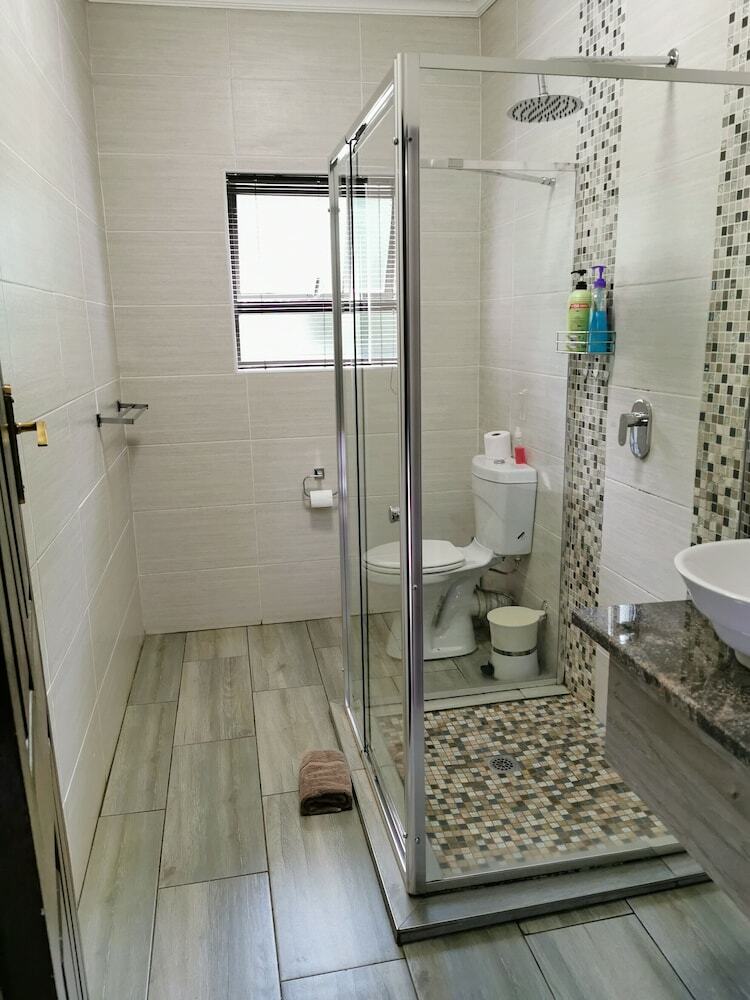 Hotel Aerotropolis Guest Lodge