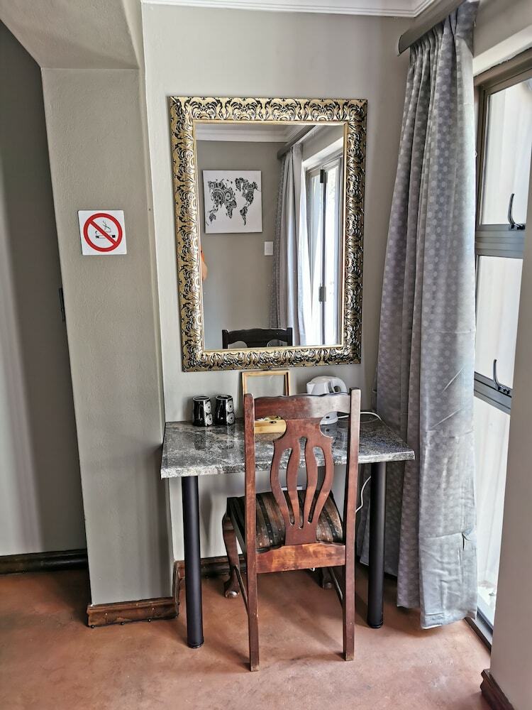 Hotel Aerotropolis Guest Lodge