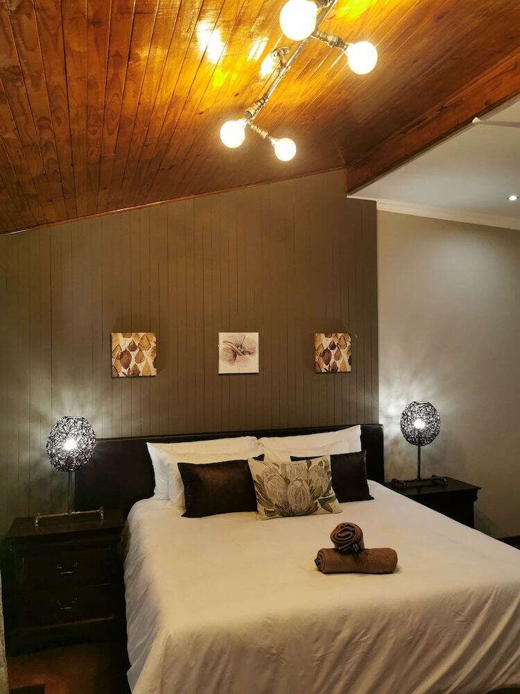 Hotel Aerotropolis Guest Lodge