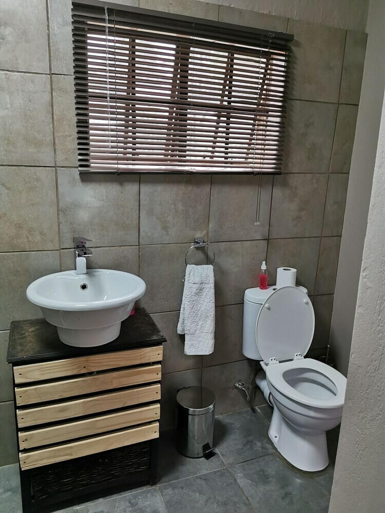 Hotel Aerotropolis Guest Lodge