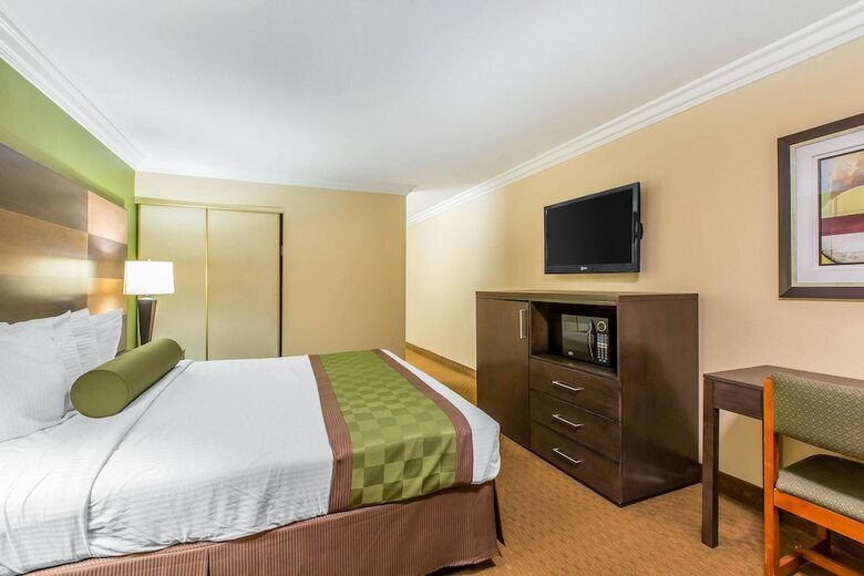 Hotel Rodeway Inn & Suites Canyon Lake I-15