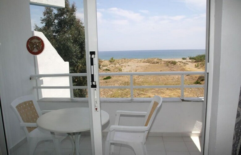 Aparthotel Lagonas Beach Hotel