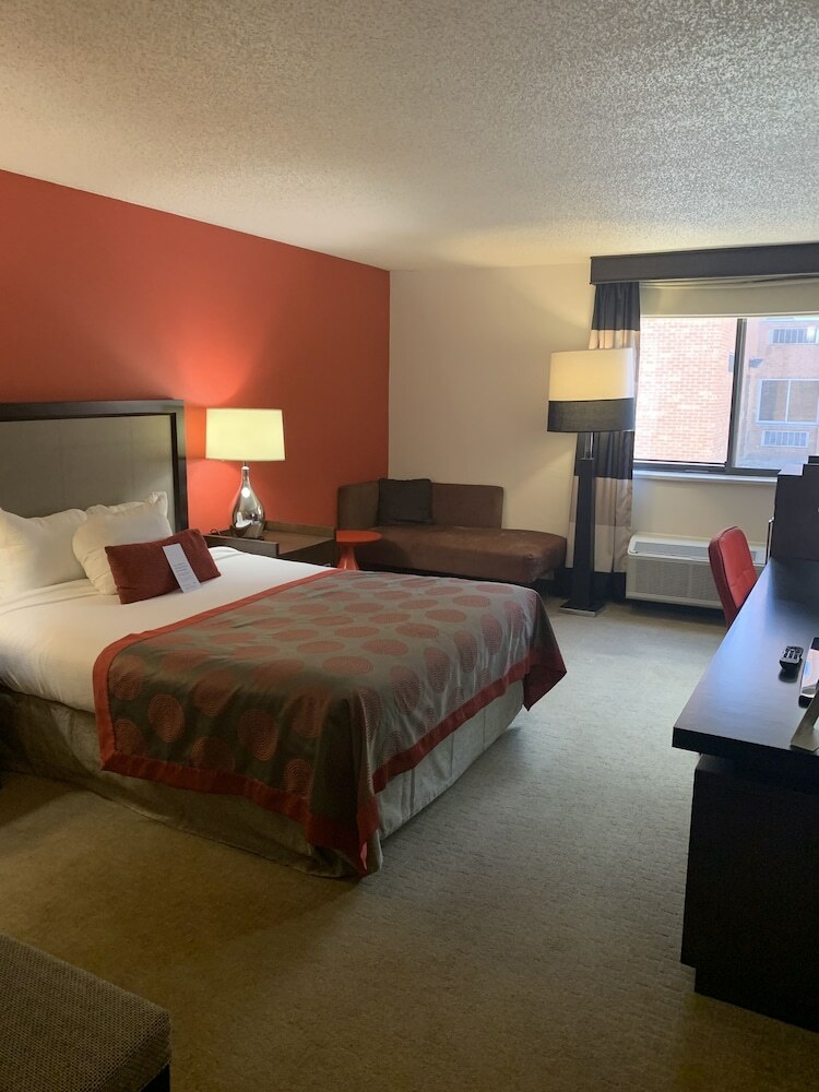 Hotel Ramada By Wyndham Marquette