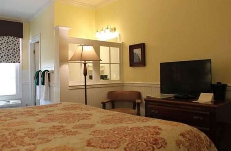 County Clare Irish Hotel & Pub