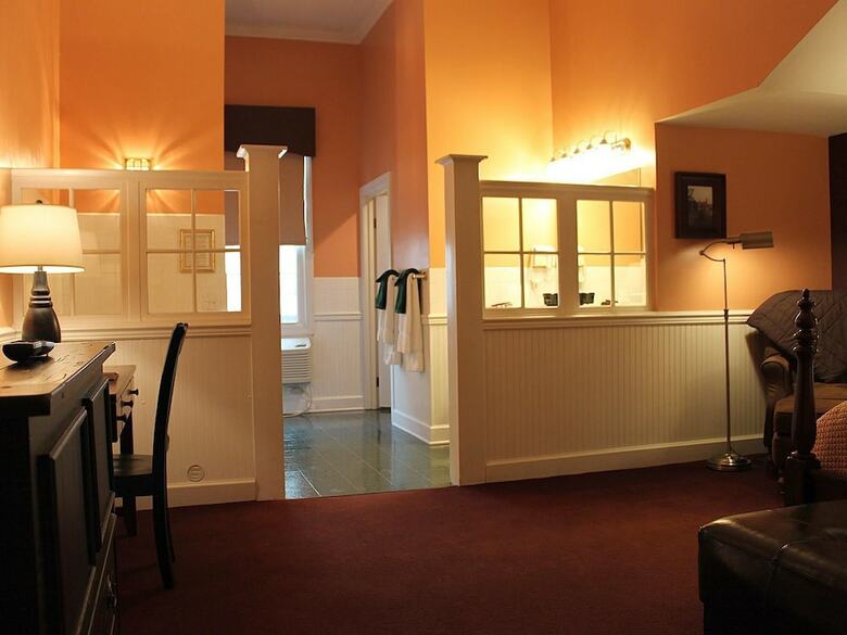 County Clare Irish Hotel & Pub