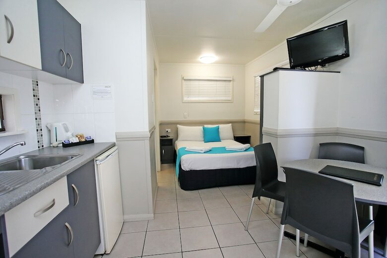 Cabana Big4 Rowes Bay Beachfront Holiday Park