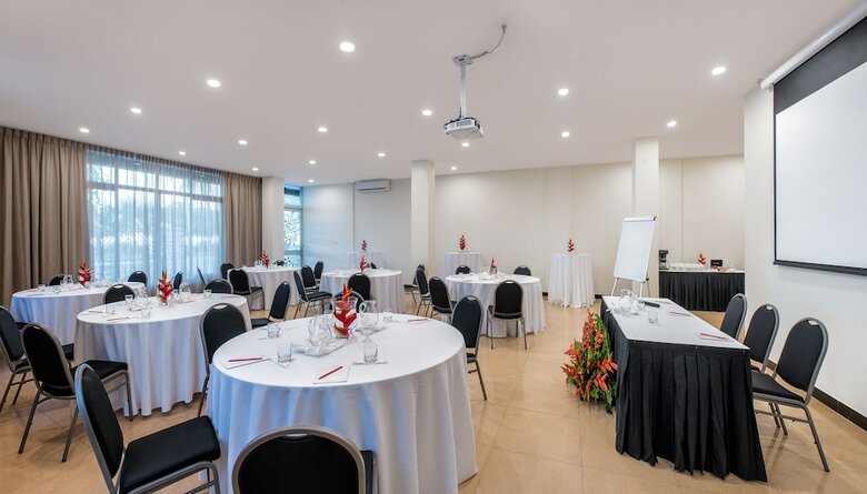 Tanoa International Dateline Hotel