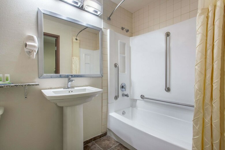Hotel Americinn By Wyndham Delafield