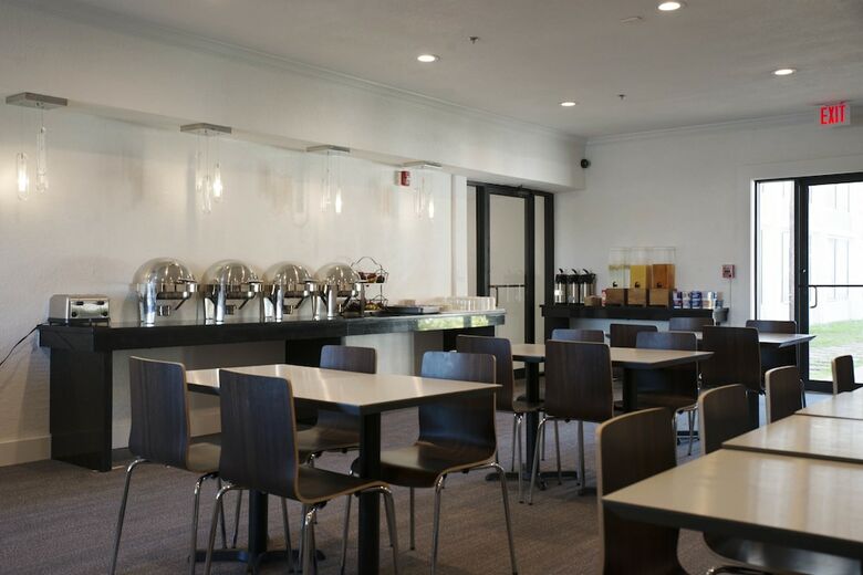 West Wing Hotel, Ascend Hotel Collection