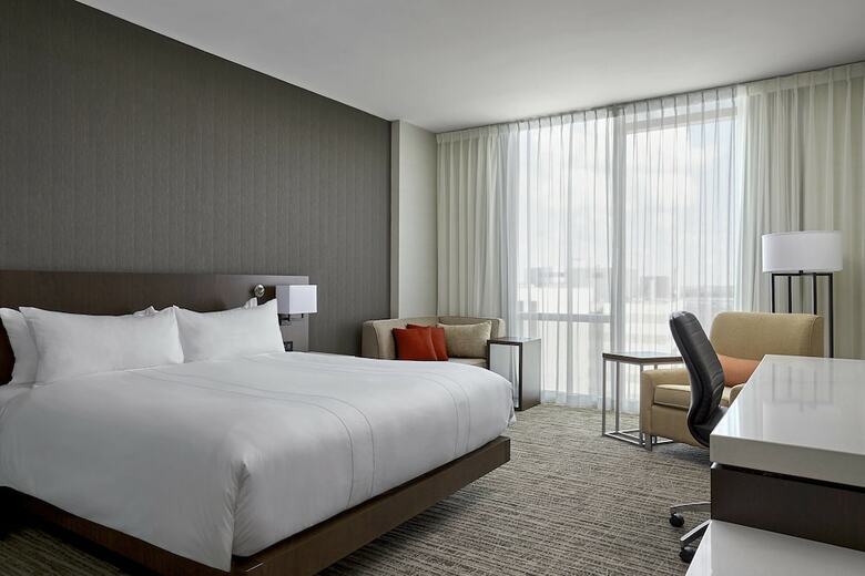 Calgary Airport Marriott In-terminal Hotel
