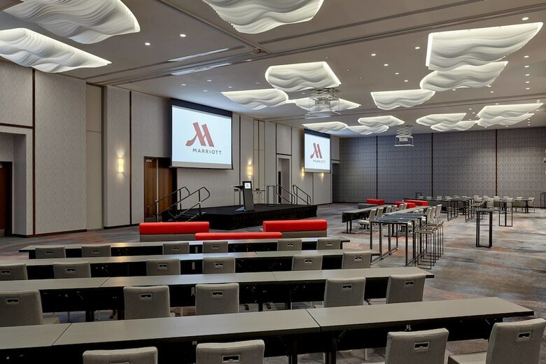 Calgary Airport Marriott In-terminal Hotel