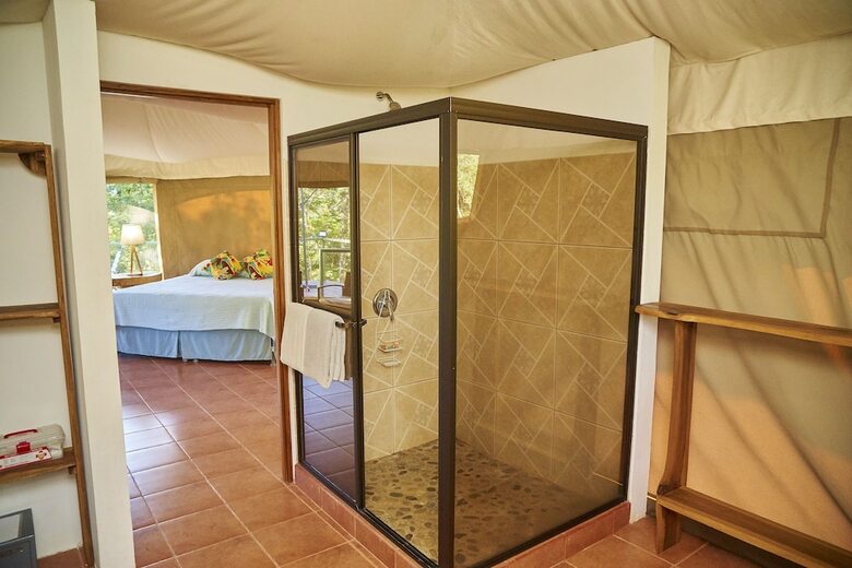 Hotel Manoas Luxury Camping And Villa Rentals