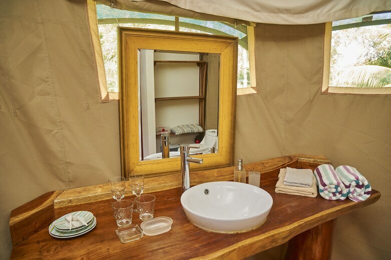 Hotel Manoas Luxury Camping And Villa Rentals