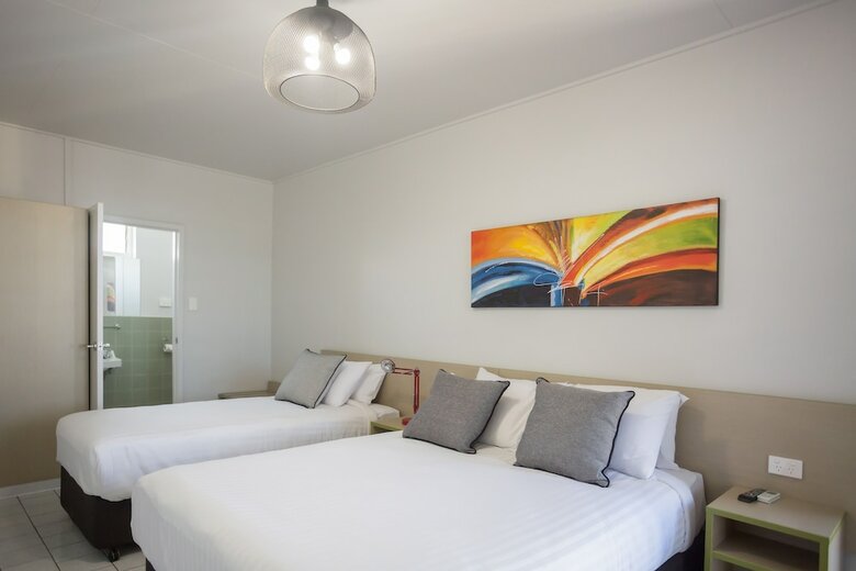Motel Nightcap At Emerald Star Hotel