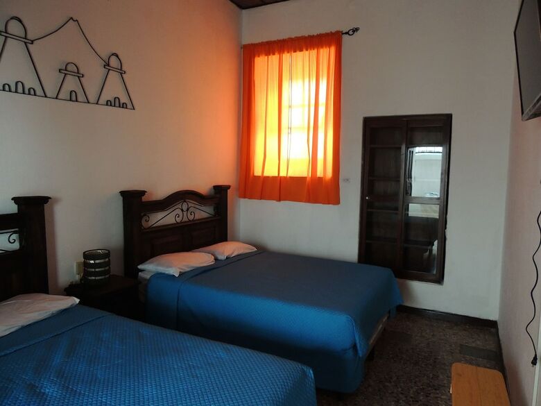 Hostal Feathers Hotel And Lounge
