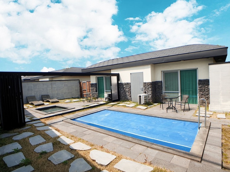 Pool & Villa Sorang