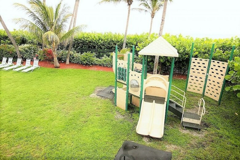 Deluxe Beach Resort - Hora Rentals
