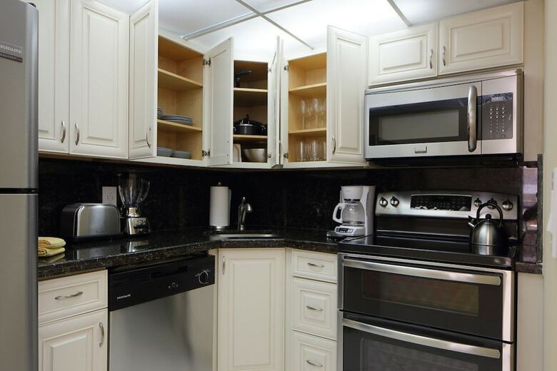 Deluxe Beach Resort - Hora Rentals