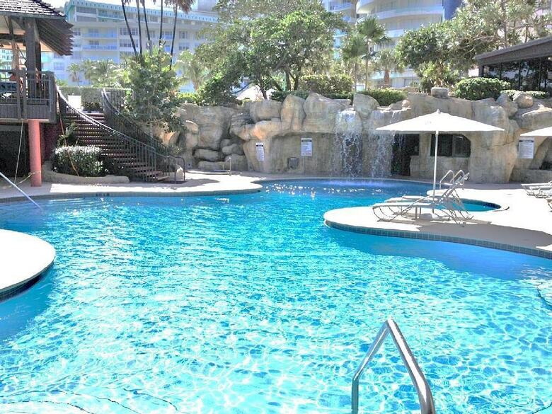 Deluxe Beach Resort - Hora Rentals