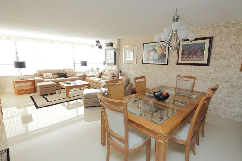 Deluxe Beach Resort - Hora Rentals
