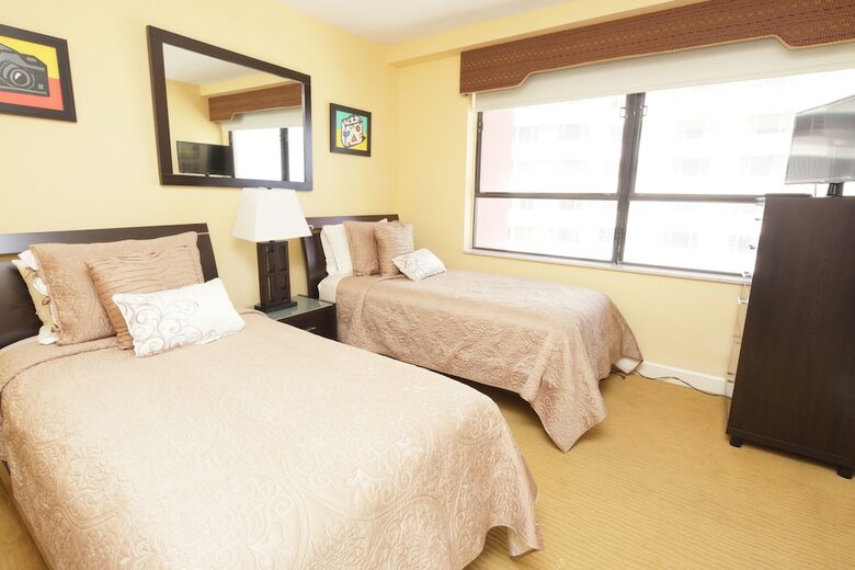 Deluxe Beach Resort - Hora Rentals