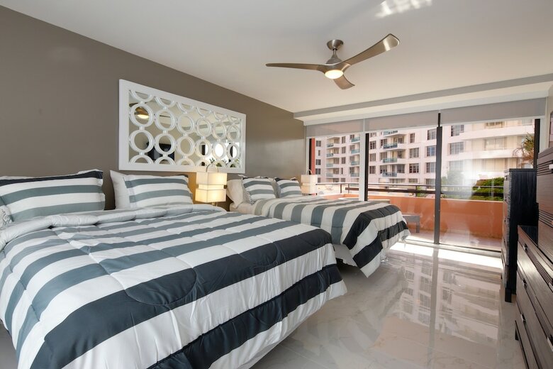 Deluxe Beach Resort - Hora Rentals
