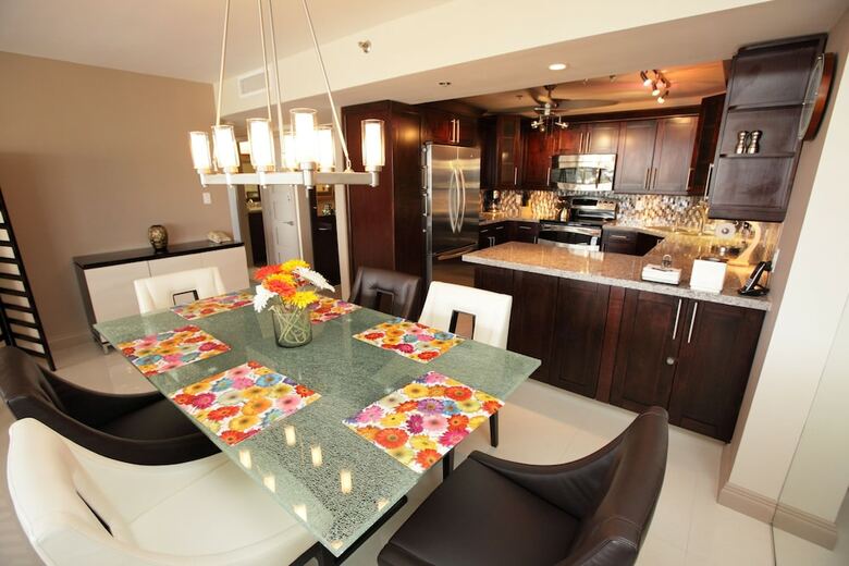 Deluxe Beach Resort - Hora Rentals