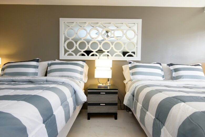 Deluxe Beach Resort - Hora Rentals